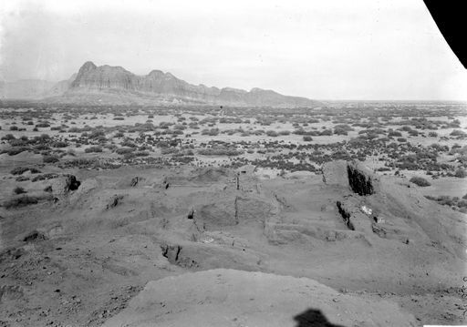 B1628: Nordwestseite des Grabungsgeländes, Blick zum Toqqus Serai. (B_1628_Tumshuk_Tagh.jpg)