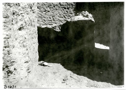 B 1631: Blick in eine Ruine.