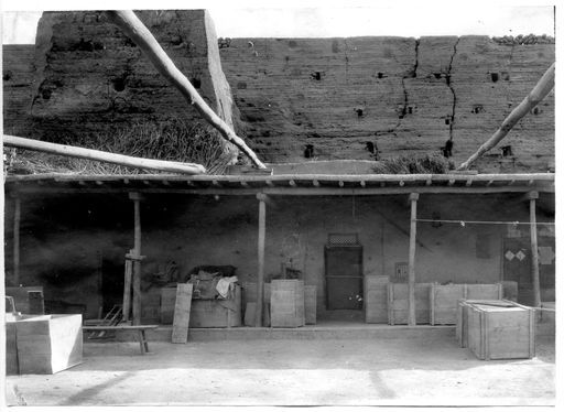 B 1632: Hof des Hauses des Bauern Thäbit (Sa'ut), der Wohnung der Expeditionen (I-III), mit Packkisten und Sattelzeug. Im Hintergrund die hohe Stadtmauer, worin Räume als Lager und Fotolabor dienten.