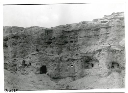 B1638: Felswand mit Höhleneingängen, teilweise mit Balkenlöchern für hölzerne Vorbauten. (B_1638_Kiz_pos.jpg)