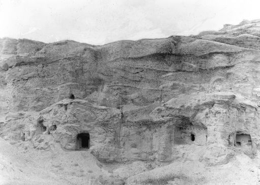 B 1638: Felswand mit Höhleneingängen, teilweise mit Balkenlöchern für hölzerne Vorbauten.