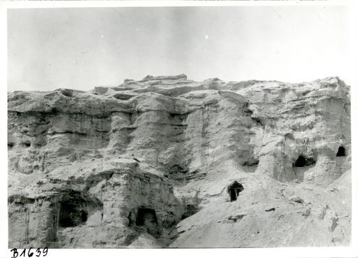 B 1639: Felswand mit Höhleneingängen, teilweise mit Balkenlöchern für hölzerne Vorbauten.