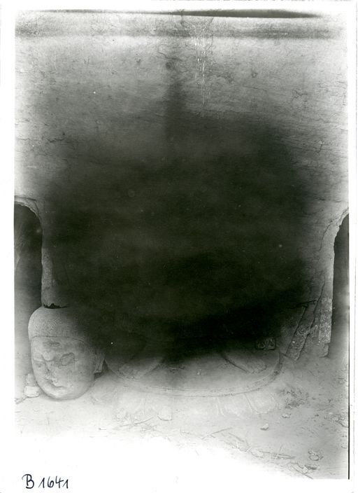 B 1641: Zentralpfeilerhöhle mit großem Kopf