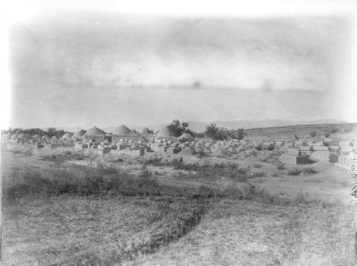 B 1647: Neuzeitlicher Friedhof u.a. mit Stūpa-förmigen Kuppeln