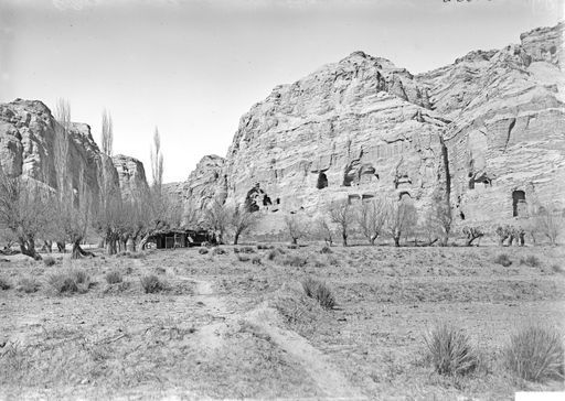 B 1652: Bauernhaus am Eingang zur 'Großen Schlucht', Domizil der III. und IV. Expedition. Im Hintergrund Höhleneingänge der 'Östlichen Hauptgruppe' um die Zebuwagenhöhle