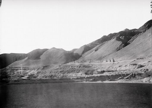 B 1654: Reihe von Stūpas am Wege, Aufnahme von Le Coq auf der Rückreise über Indien