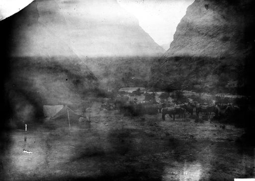 B1657: Rastende Pferdekarawane zwischen Bergen, vermutlich Le Coqs Pferde und Zelt auf dem Rückweg über Indien (B_1657_Landschaft_xxx_Tiere.jpg)