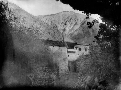 B 1659: Gehöft in den Bergen, Aufnahme von Le Coq auf der Rückreise über Indien