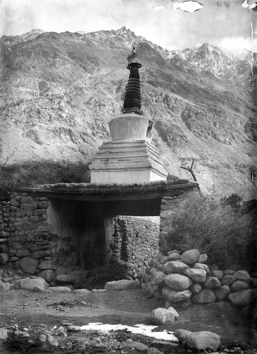B 1660: Kleiner tibetischer Stūpa in den Bergen, Aufnahme von Le Coq auf der Rückreise über Indien
