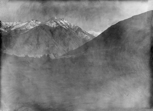 B 1662: Grab-Stūpas vor Schneebergen, Aufnahme von Le Coq auf der Rückreise über Indien