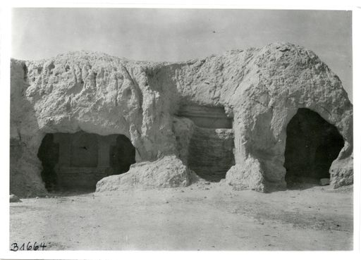 B1664: Höhleneingänge zu kleiner Höhlengruppe, der linke Eingang liegt in der Mitte der Anlage und führt zu der Höhle mit den charakteristischen Kuppelgewölben (B_1664_pos.jpg)