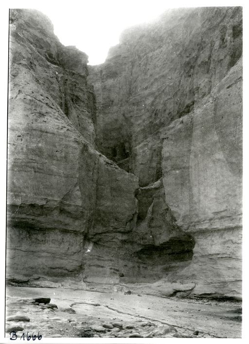 B 1666: Höhle im Tal