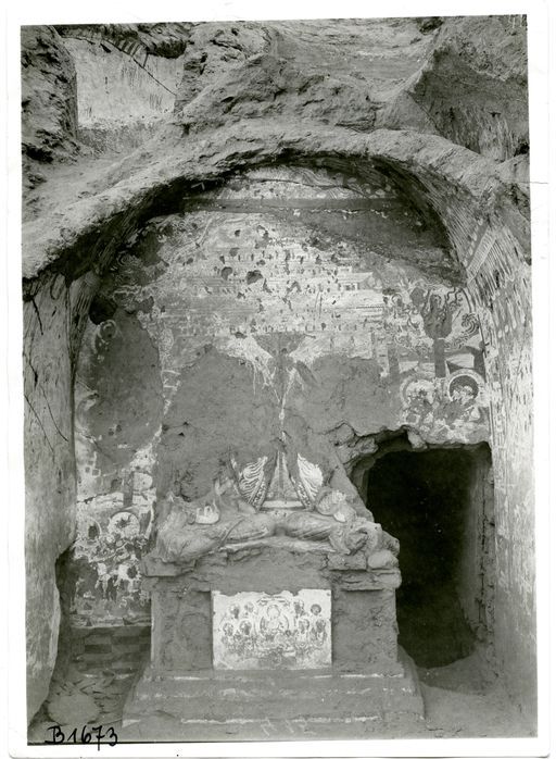 B 1673: Üppig mit Wandmalereien dekorierte vordere Cella einer Höhlenanlage mit Tonnengewölbe und Podest mit Resten von zwei Lehmplastiken von sitzenden Buddha-Figuren. Durchgang zur hinteren (alten) Cella.