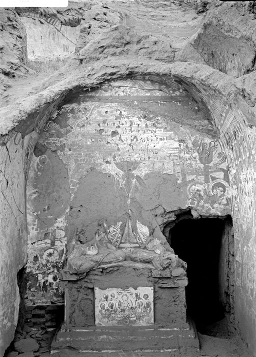 B1673: Üppig mit Wandmalereien dekorierte vordere Cella einer Höhlenanlage mit Tonnengewölbe und Podest mit Resten von zwei Lehmplastiken von sitzenden Buddha-Figuren. Durchgang zur hinteren (alten) Cella. (B_1673_Bez_23.jpg)