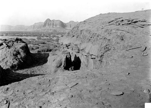 B1680: Westseite des Stūpa mit Blick zum Toqqus Serai. Im Vordergrund ein Sockel mit dem Unterkörper eines sitzenden Buddha. (B_1680_Tumshuk_Tagh.jpg)