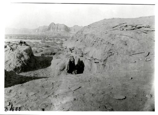 B 1680: Westseite des Stūpa mit Blick zum Toqqus Serai. Im Vordergrund ein Sockel mit dem Unterkörper eines sitzenden Buddha.