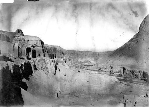 B 1687: Blick das Flusstal aufwärts entlang dem Ende der nördlichen Hauptterrasse. Oben auf dem Plateau befindet sich die Ruine eines Turms, in dem wohl der Aufgang endete, unten im Tal, unterhalb von Anlage (Grünwedel:) 7, sind Mauerzüge von Bauten zu sehen.