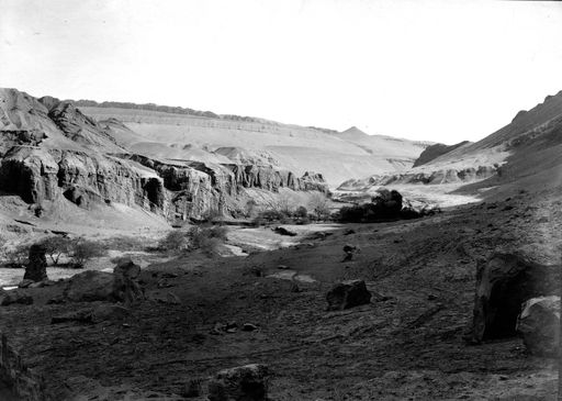 B1689: Blick nach Nordosten in der Schlucht von Sängim, im Vordergrund Mauerreste (B_1689_pos_9x13.jpg)