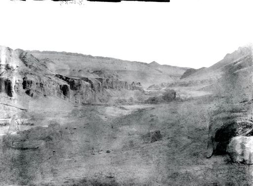 B 1689: Blick nach Nordosten in der Schlucht von Sängim, im Vordergrund Mauerreste