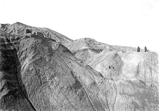 B1692: Hügellandschaft mit Bauten, dieselben Ruinen sind teilweise vermutkich auch auf B 1702 zu sehen (über Murtuk II) (B_1692_Landschaft_Gebaeude_Murtukx.jpg)