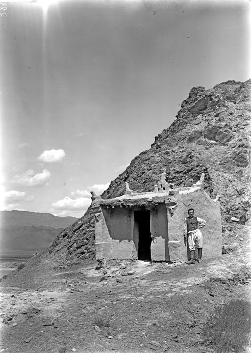 B 1694: Moderne chinesische Hütte vor Höhleneingang mit Hermann Pohrt