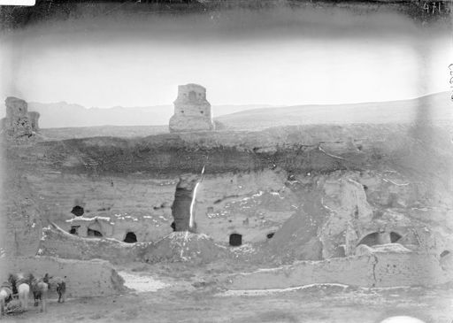 B 1695: Pferde der Expedition vor Höhlen und Bauten, oben auf dem Plateau befinden sich Stūpas.