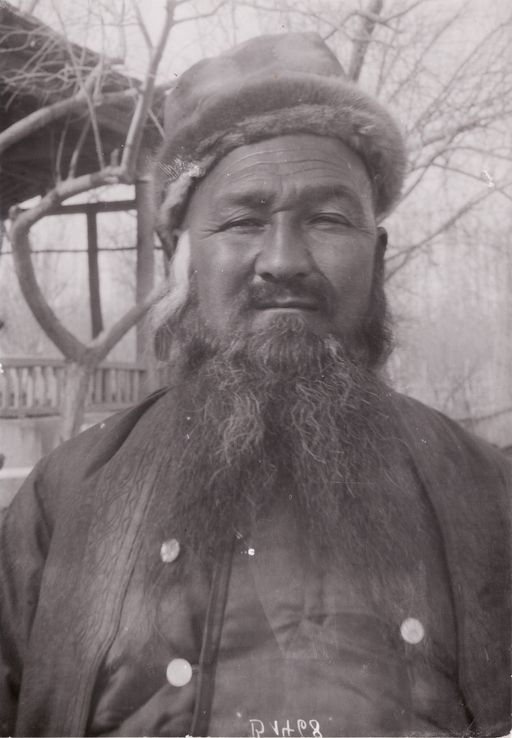 B1698: Chinesischer Beamter sitzt vor einem Haus. (Turfan_III_32_B_1698.jpg)