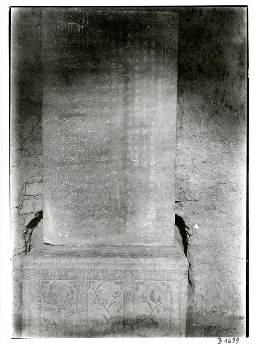 B 1699: Dunkle Stele mit halb chinesischer, halb tschagataischer Inschrift ; chinesischem Lotos-Sockel
