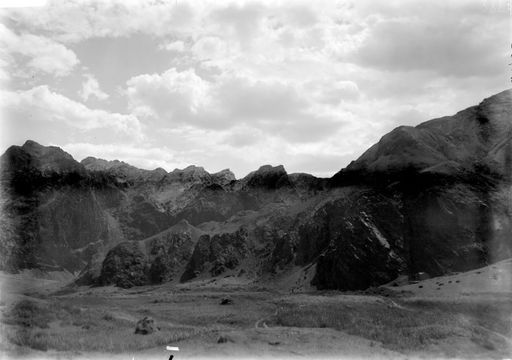 B 1700: Grasbewachsenes Bergtal