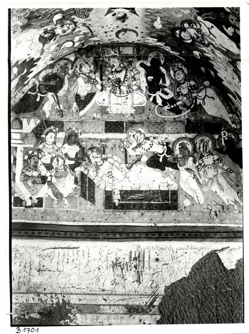 B 1701: Szenen aus dem Tuṣita-Himmel, Śvetaketu berät sich über seine Wiedergeburt und stirbt; Szenen in Berglandschaften. darunter sind Inschriften (in Mandschurisch) und Graffiti (in premodern Uigurisch) zu sehen.