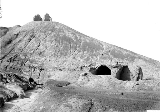 B1703: Kuppelbauten im Tal und Wände eines Gebäudes und Stūpa-Stumpf auf einem Hügel (B_1703_Gebaeude_Murtukx.jpg)