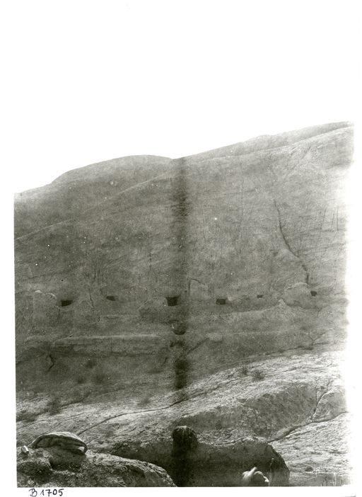 B1705: Die 5 Höhleneingänge der 2. Anlage von Murtuk hinter der Berglehne (B_1705_pos.jpg)