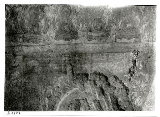 B1707: Unter einer Reihe sitzender Buddhas und über einem Nimbus befindet sich eine chinesische Inschrift (B_1707_Bez_pos.jpg)