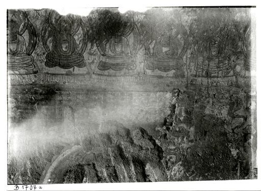 B 1707: Unter einer Reihe sitzender Buddhas und über einem Nimbus befindet sich eine chinesische Inschrift