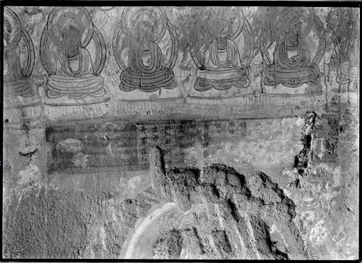 B1707: Unter einer Reihe sitzender Buddhas und über einem Nimbus befindet sich eine chinesische Inschrift (B_1707_a.jpg)