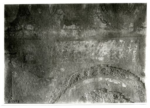 B 1708: Unter einer Reihe sitzender Buddhas und über einem Nimbus befindet sich eine chinesische Inschrift