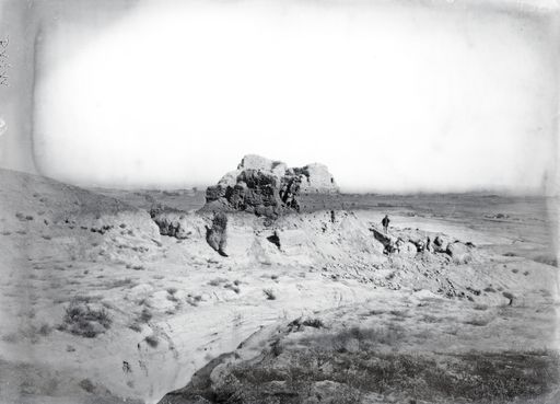 B 1711: Grabung an einem Stūpa-Tempel, rechts Theodor Bartus