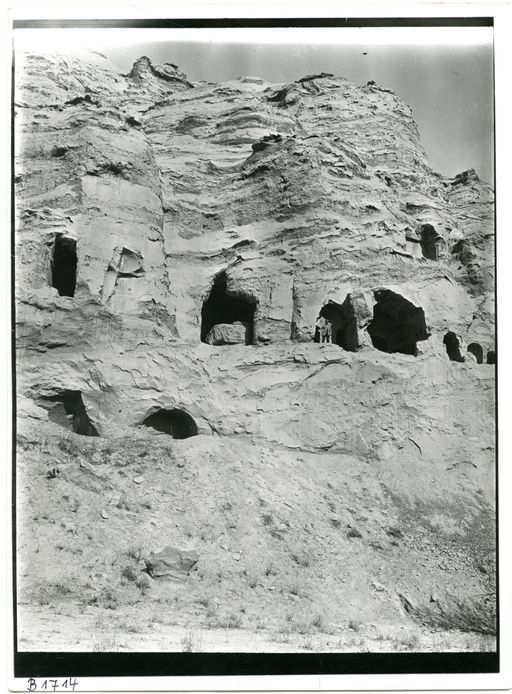 B 1714: Höhlen westlich der Teufelshöhlen: Bartus steht in 197, deutlich zu sehen ist die rechte Seitenwand von Teufelshöhle C mit den von Grünwedel beschriebenen Details von Tempel A. ist nur die Zentralnische und der Eingang zum rechten Umwandlungsgang erkennbar.