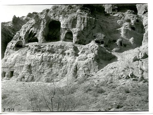 B 1717: Höhlen westlich der Vorratsräume: um die Höhle mit dem Kolossal-Buddha, oben rechts befindet sich vermutlich die sog. Bibliothekshöhle