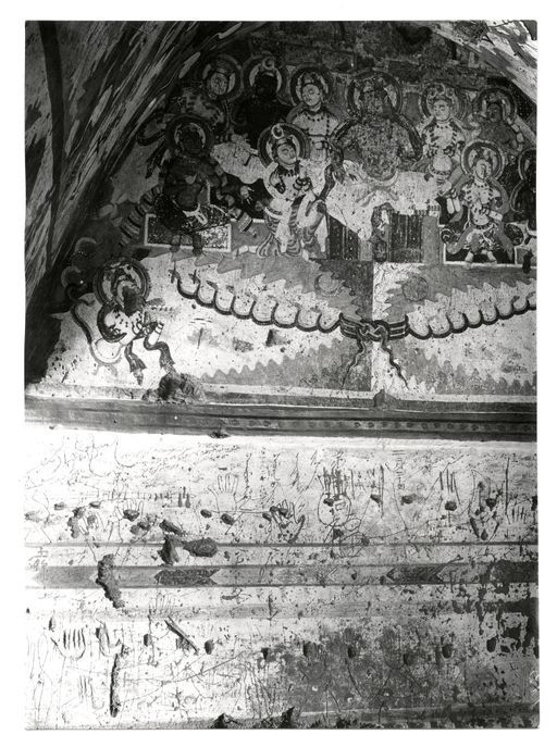 B 1718: Dämonenfürst umgeben von Göttern auf dem Berg Meru umwunden von der Schlange unter buddhistischen Szenen in Berglandschaften. darunter sind Inschriften (in Mandschurisch) und Graffiti (in premodernem Uigurisch) zu sehen.