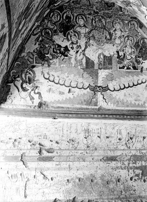 B1718: Dämonenfürst umgeben von Göttern auf dem Berg Meru umwunden von der Schlange unter buddhistischen Szenen in Berglandschaften. darunter sind Inschriften (in Mandschurisch) und Graffiti (in premodernem Uigurisch) zu sehen. (B_1718_II_8412.jpg)
