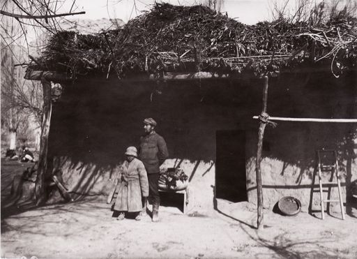 B1720: H. Pohrt und Junge vor Bauernhaus, dem Domizil in Kizil (Turfan_III_55_B_1720_Pohrt.jpg)