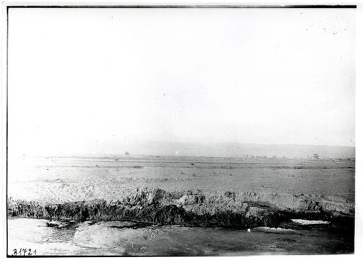 B 1721: Ruinenlandschaft diesseits der Berge im Winter mit zugefrorenem Flusslauf