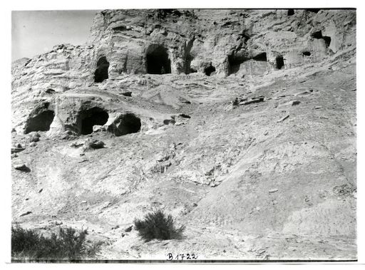 B 1722: Felswand mit den ersten Höhlen der Anlage; A. Grünwedel steht in der Schwertträgerhöhle (8)