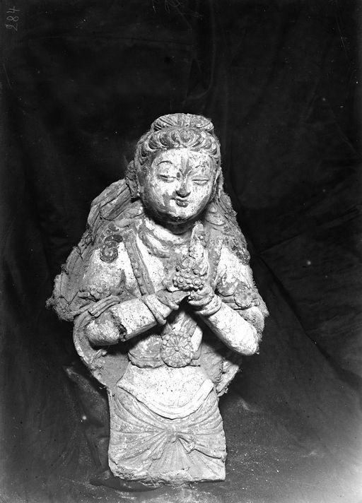 B1730: Halbfigur einer männlichen Devatā mit Blumen (B_1730_III_8204_Sho_9.jpg)