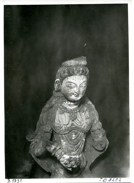 B1731: Halbfigur einer weiblichen Devatā mit Blumen (B_1731_III_8202_pos.jpg)