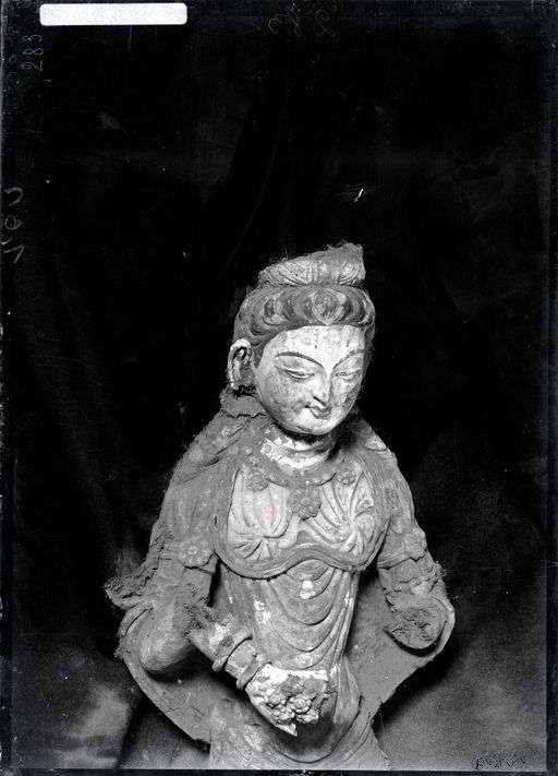 B 1731: Halbfigur einer weiblichen Devatā mit Blumen