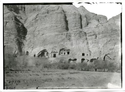 B1735: Felswand mit Höhlengruppe um die Kassettenhöhlen. (B_1735_Kiz_pos.jpg)