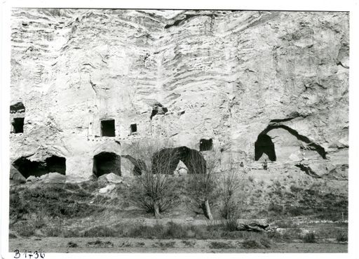B 1736: Felswand mit Gruppe der Kassettenhöhlen, Nahaufnahme, unten rechts Pohrts Helfer
