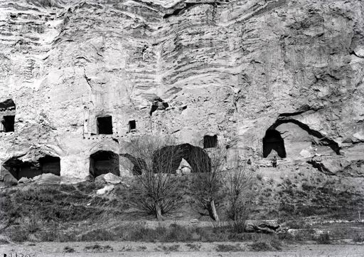 B1736: Felswand mit Gruppe der Kassettenhöhlen, Nahaufnahme, unten rechts Pohrts Helfer (B_1736_Kiz_165-171_2.jpg)